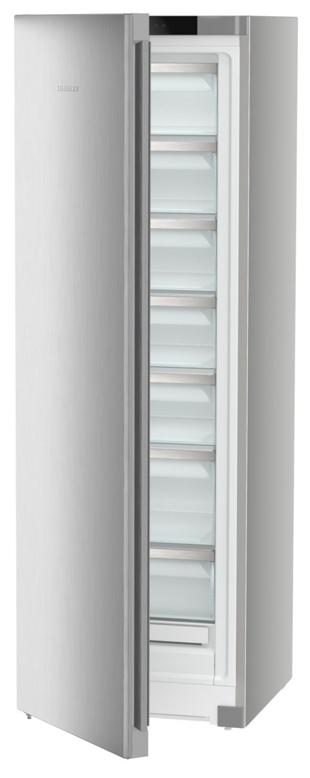 Rozsdamentes acél hűtőszekrény, nyitott ajtó, átlátszó tartályokkal ellátott polcokkal. Fehér belső tér.