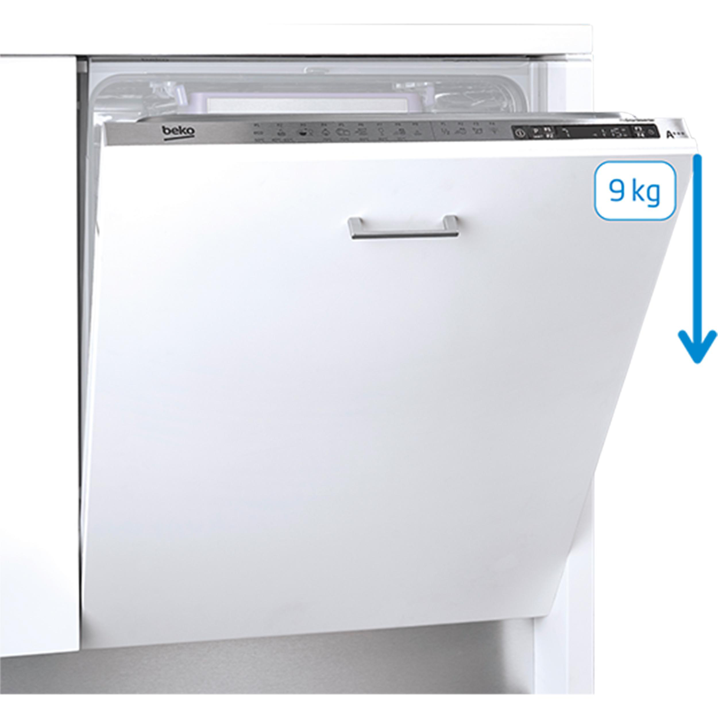 Ein weißer Beko-Geschirrspüler mit geöffneter Tür. Er hat ein Fassungsvermögen von 9 kg und ein blauer Pfeil zeigt nach unten.