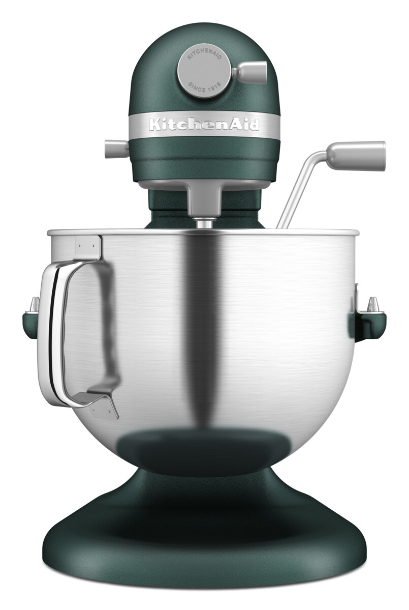Ein grüner KitchenAid-Küchenmixer steht auf weißem Hintergrund. Eine Edelstahlschüssel ist vorhanden.