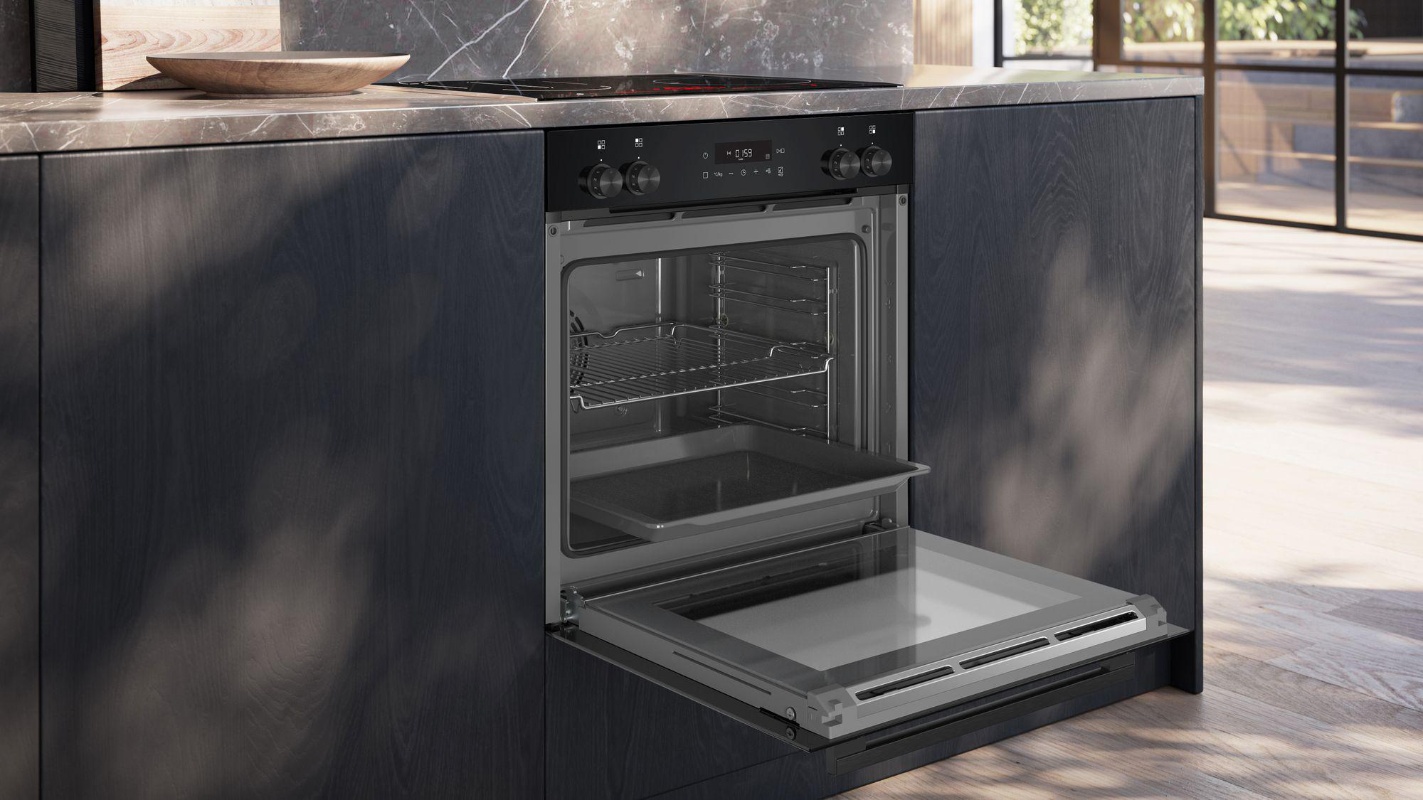 Geöffneter Backofen mit Einschüben und Glastür vor dunkler Holzküche.