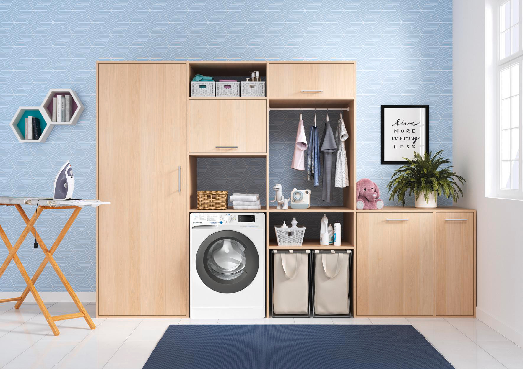 Waschküche mit hellen Holzschränken, Waschmaschine und blau gemusterter Wand.