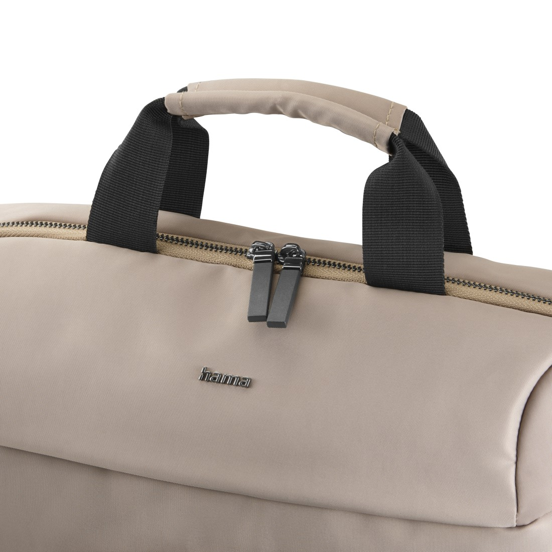 Eine beige Laptoptasche mit schwarzen Griffen und Reißverschlüssen. Die Tasche hat ein silbernes Hama-Logo und ist auf weißem Grund.