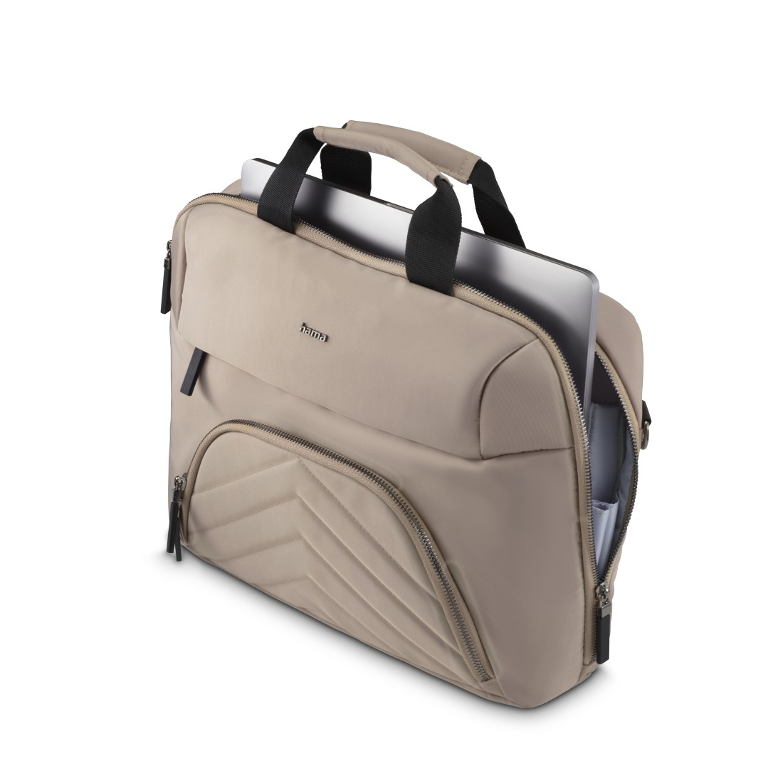 Beige Laptoptasche mit teilweise eingelegtem Laptop. Reißverschlussfächer, Griff und Logo.