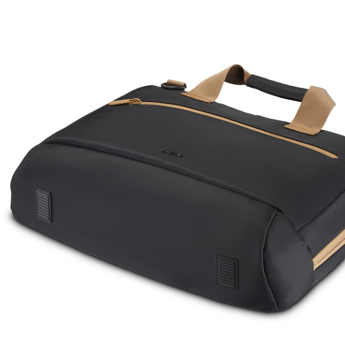 Schwarze Laptoptasche mit braunen Griffen und Reißverschluss. Winkelansicht. Weißer Hintergrund.