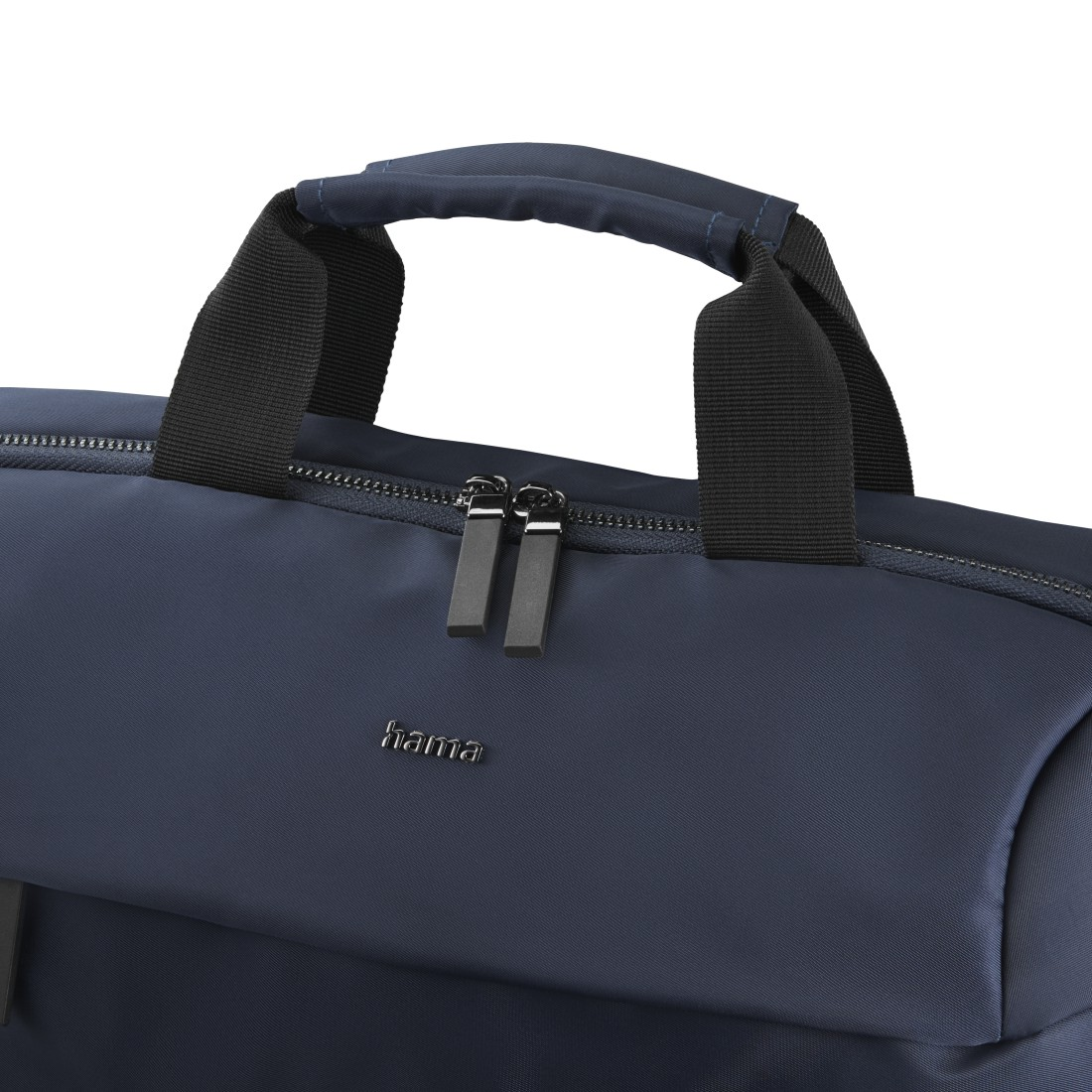 Marineblaue Laptoptasche mit schwarzen Griffen und Reißverschlüssen. Die Tasche hat den Markennamen Hama.