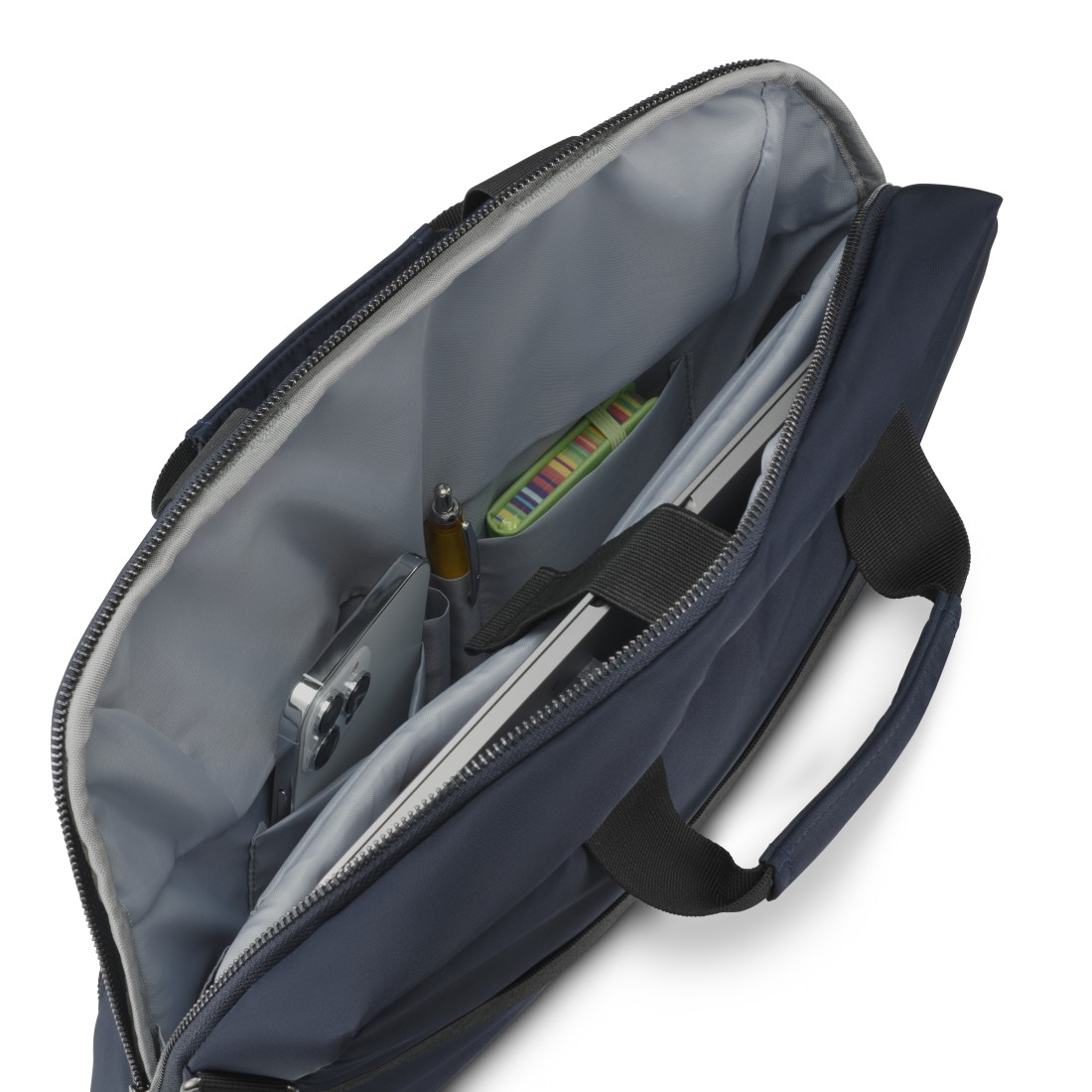 Eine marineblaue Tasche, geöffnet, um einen Laptop, ein Telefon, einen Stift und andere Gegenstände zu zeigen.