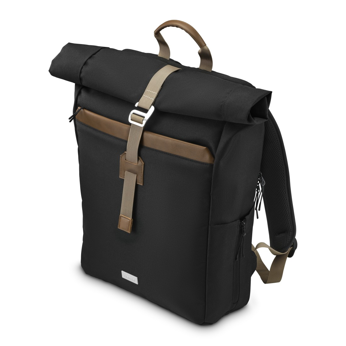 Schwarzer Rucksack mit braunen Lederakzenten. Gerollte Oberseite. Beiger Riemen und Griff. Weißes Etikett vorn.