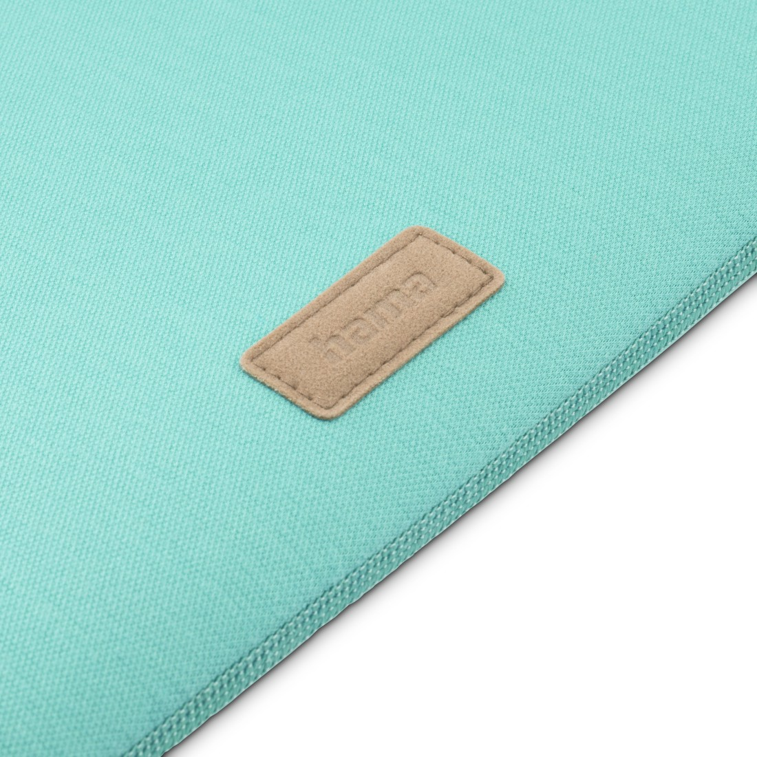 Türkisfarbene Laptoptasche mit braunem 'hama'-Etikett.