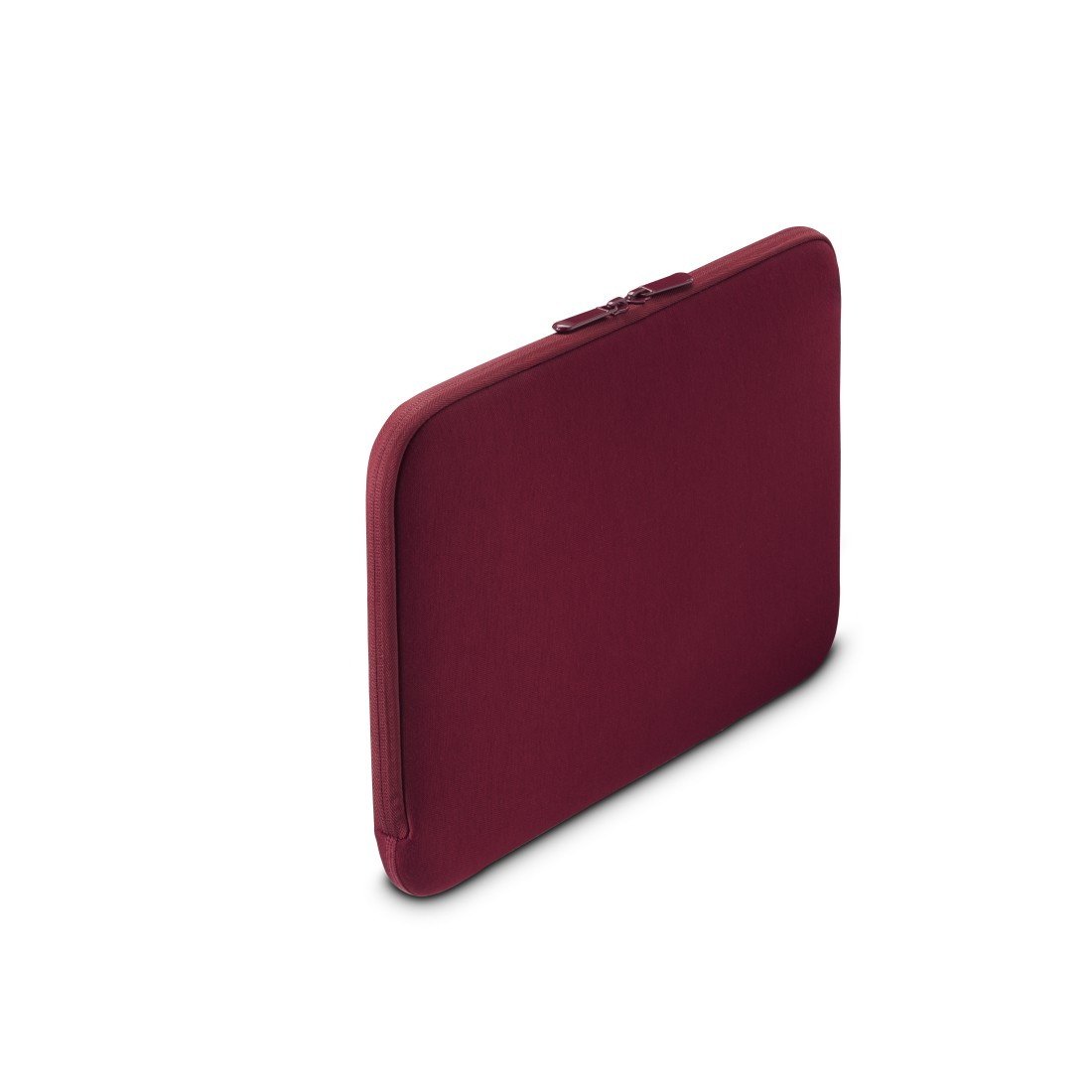 Eine kastanienfarbene Laptoptasche auf weißem Hintergrund.
