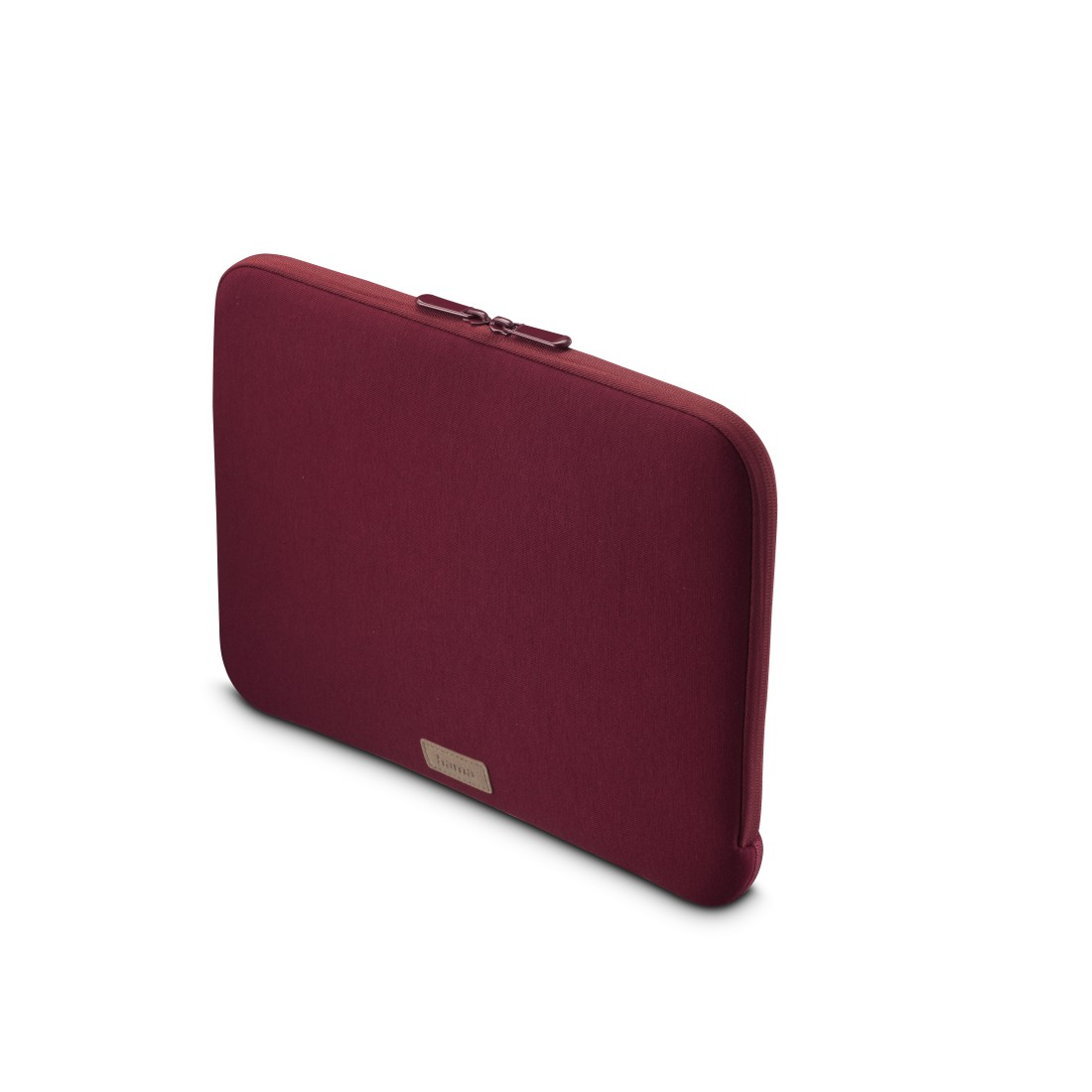 Eine weinrote Laptoptasche mit Reißverschluss und kleinem Markenetikett auf weißem Hintergrund.