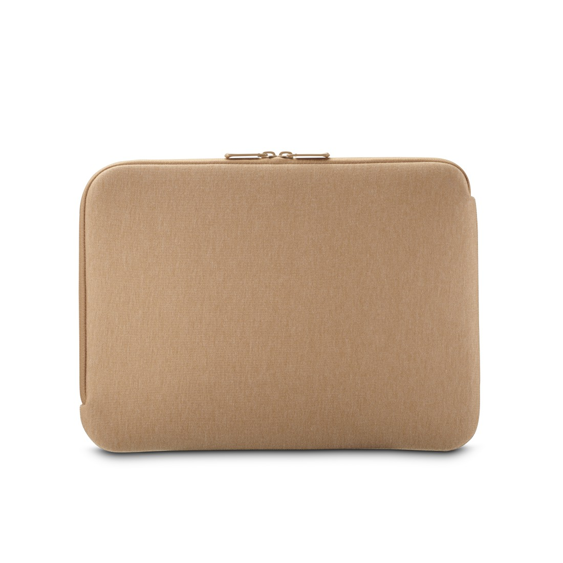 Beige quadratisches Etui mit Reißverschluss. Der Reißverschluss ist goldfarben. Weißer Hintergrund.