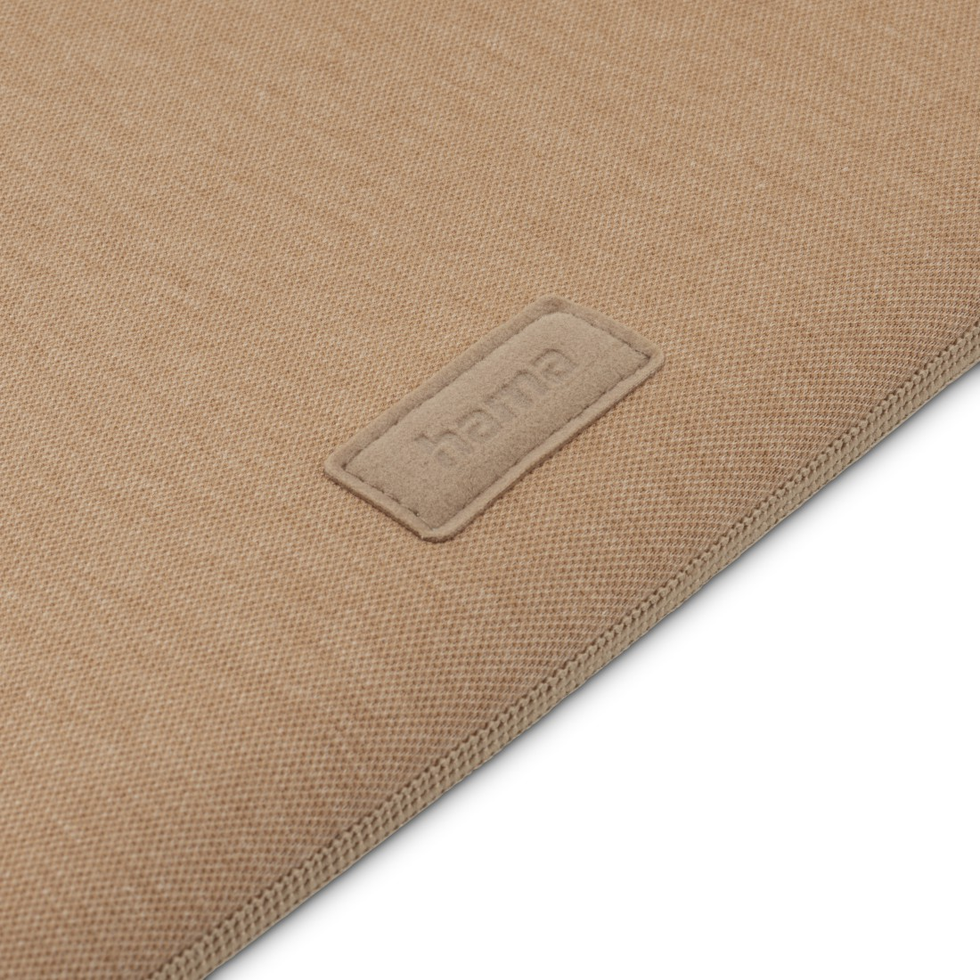 Nahaufnahme einer hellbraunen Hama-Laptoptasche. Das Etikett ist geprägt.