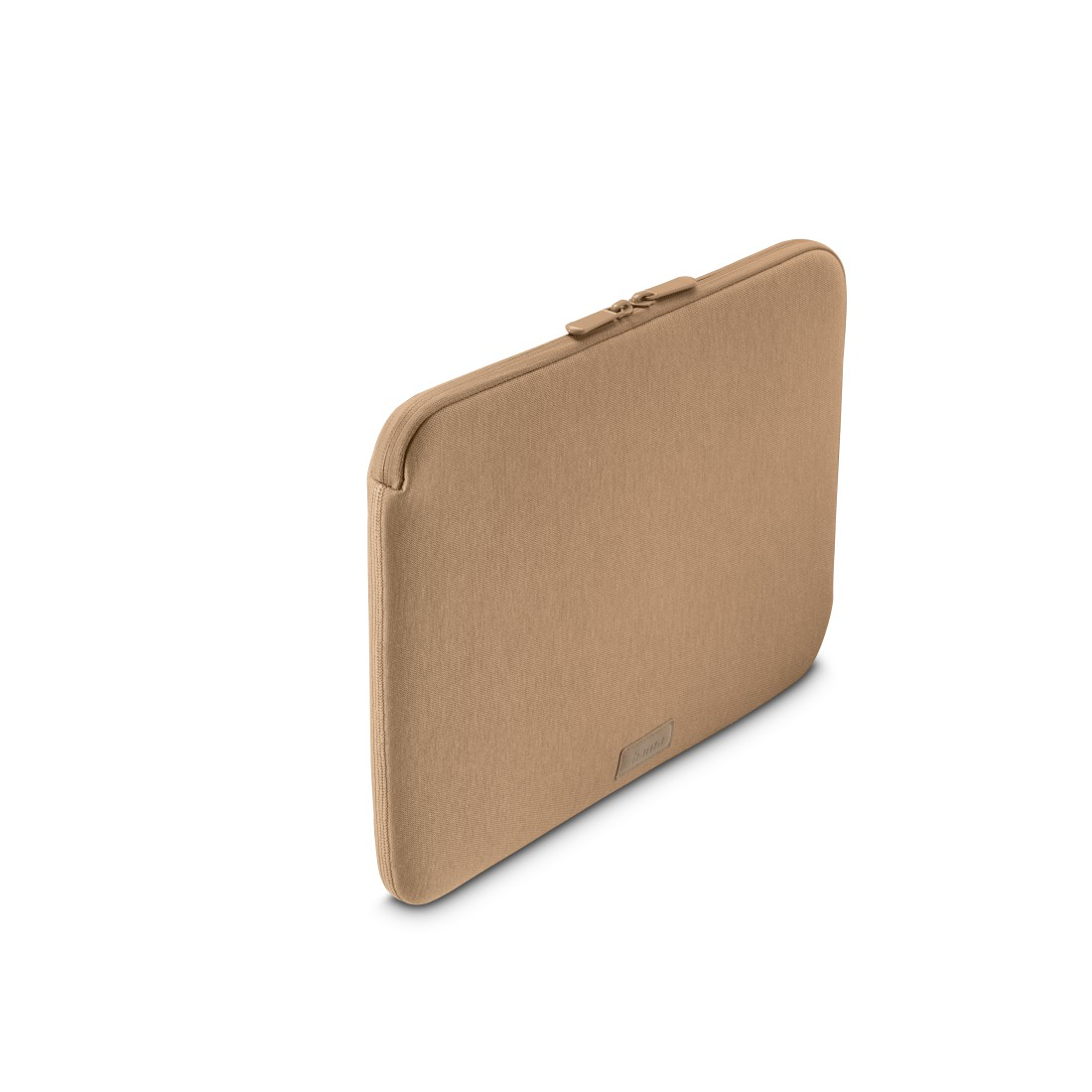 Eine hellbraune Laptop-Hülle mit Reißverschluss, schräg auf weißem Hintergrund, minimalistisches Design.