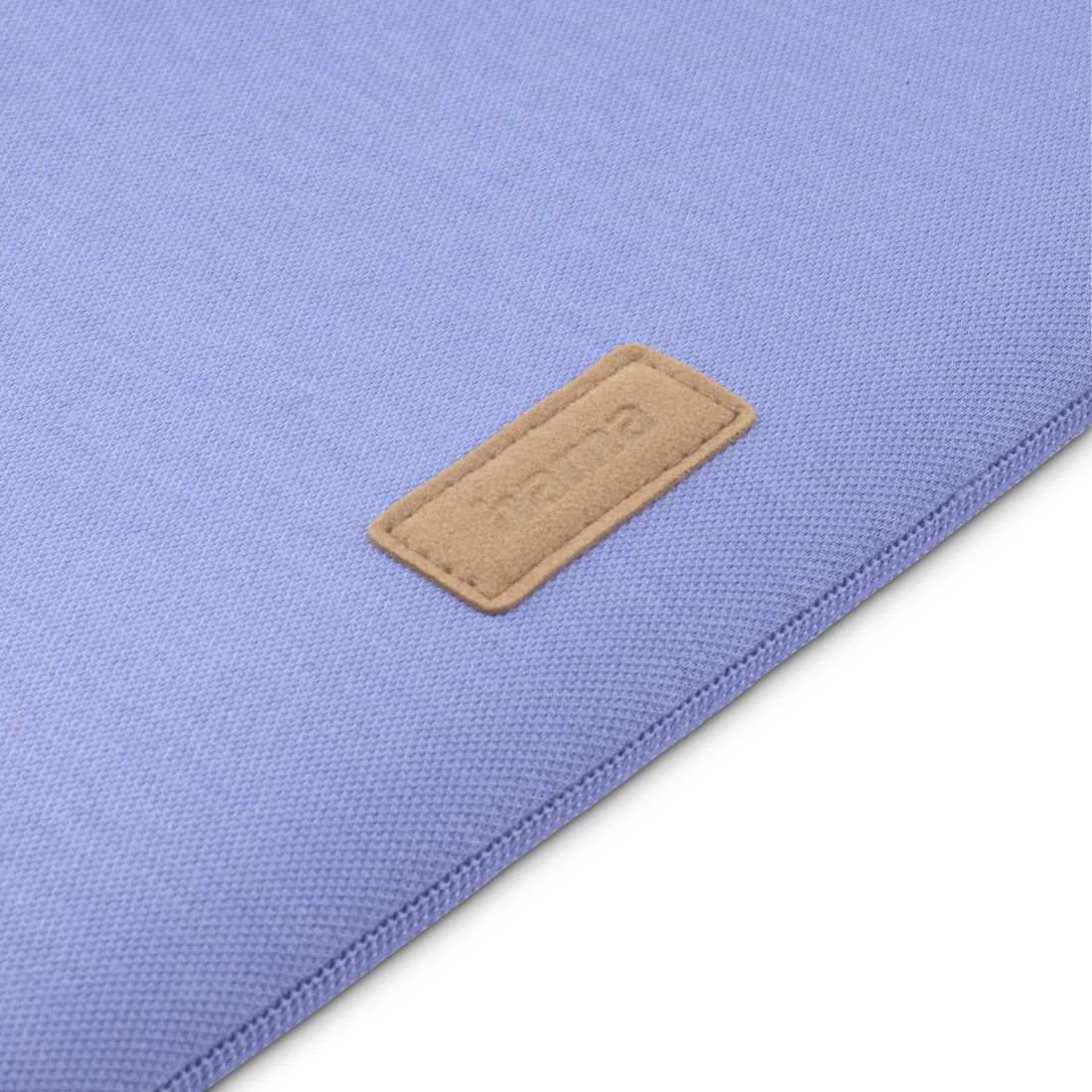 Nahaufnahme einer hellvioletten Laptoptasche mit einem braunen Etikett. Auf dem Etikett steht 'Hama'.