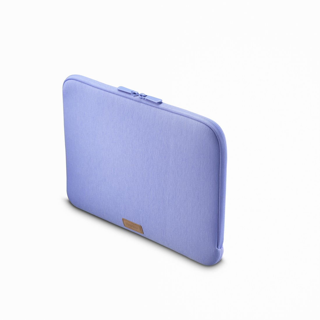 Lila Laptop-Hülle, mit Reißverschluss, auf weißem Hintergrund.