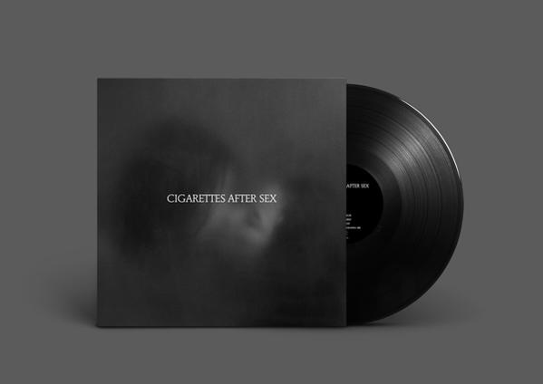 Schwarzes Albumcover mit weißem Text. Vinyl Schallplatte teilweise sichtbar.
