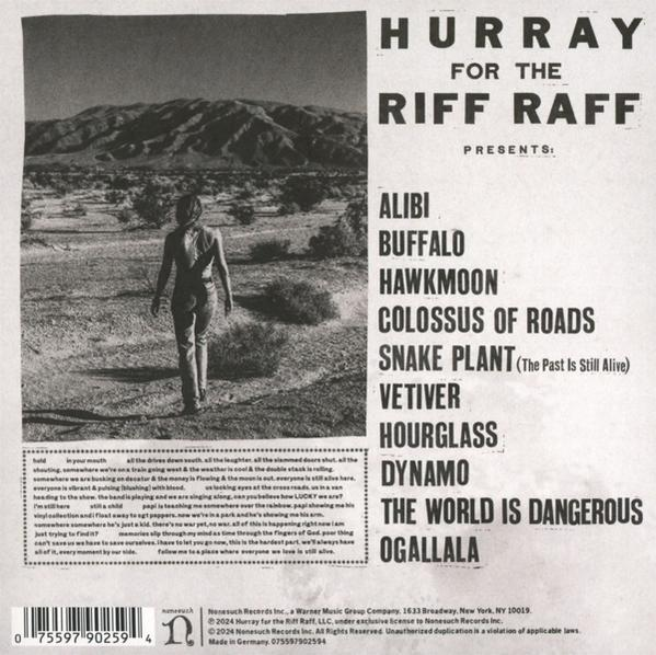 Rückseite eines Albumcovers mit Wüstenlandschaft und einer Frau, mit Text und Titelliste.