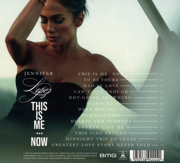 Jennifer Lopez mit Album-Trackliste 'This Is Me... Now' auf schwarzem Kleid.