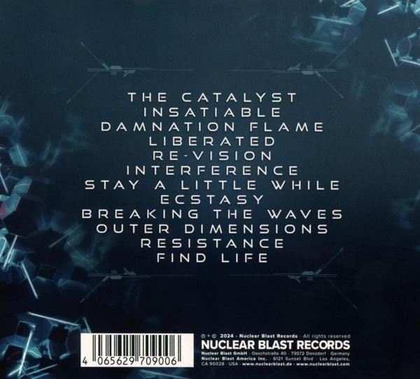 Rückseite einer Musik-CD mit einer Liste von Songtiteln und Credits vor dunklem Hintergrund.