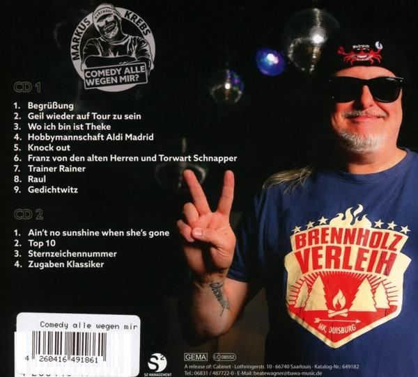 Mann mit Sonnenbrille und Mütze mit Krebsmotiv, macht Friedenszeichen. CD-Trackliste im Hintergrund.