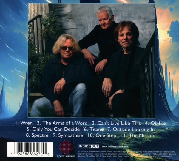 Albumcover einer Musikband. Drei Männer vor einer Landschaft.