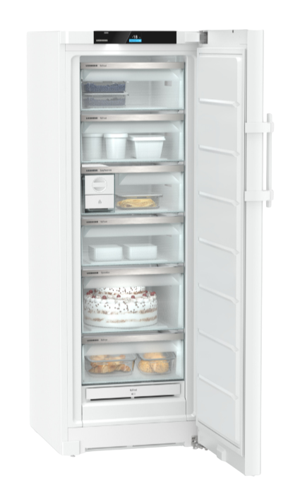Ein weißer Kühlschrank mit offener Tür, der Regale mit Lebensmitteln zeigt.