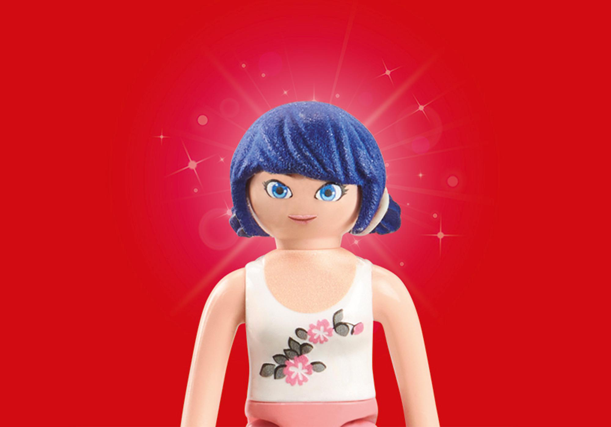 Eine Playmobil-Figur eines Mädchens mit blauen Haaren und einem weißen Oberteil auf rotem Hintergrund.