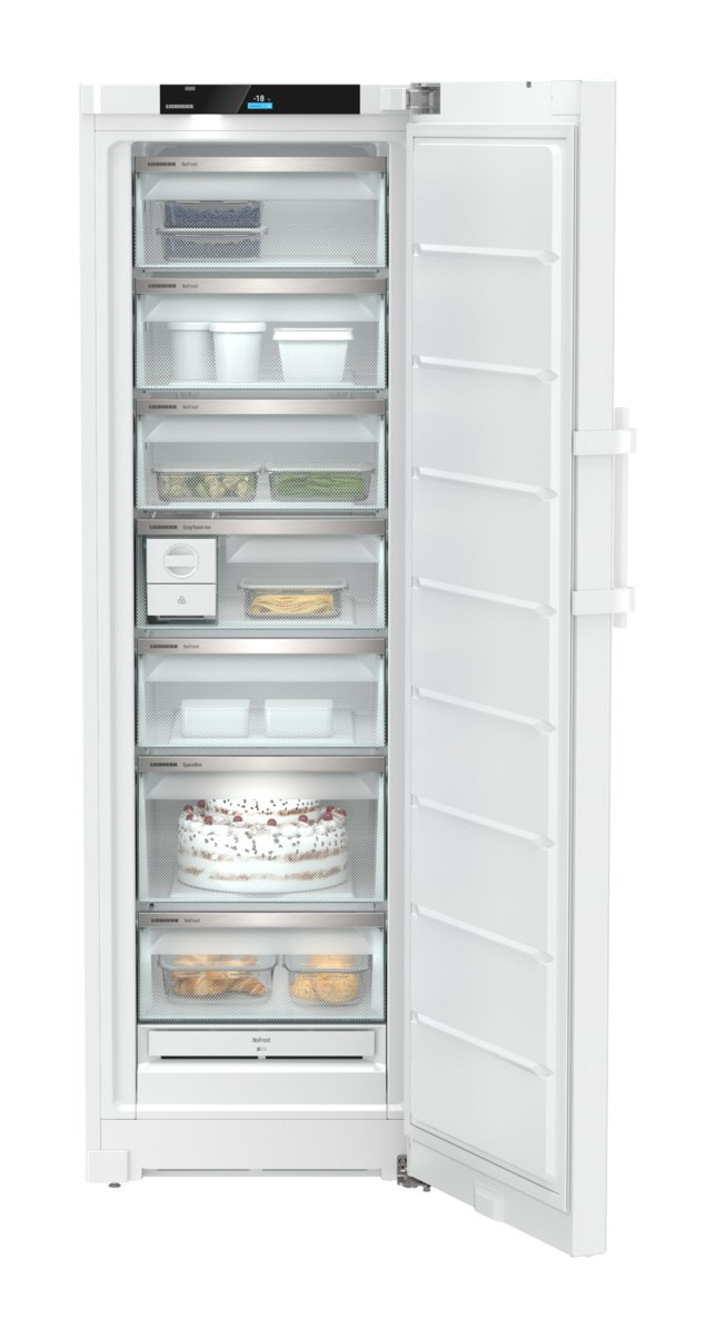 Ein weißer Kühlschrank mit offener Tür, die Regale mit Lebensmitteln freigibt.
