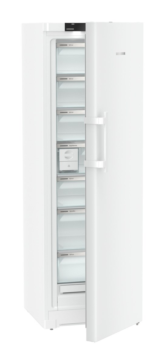 Ein weißer Kühlschrank mit offener Tür, der die Innenregale und Schubladen zeigt.