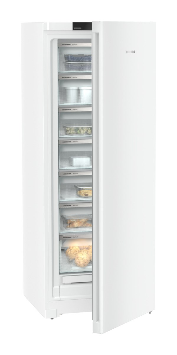 Weißer Liebherr-Kühlschrank mit offener Tür, Regale sichtbar.