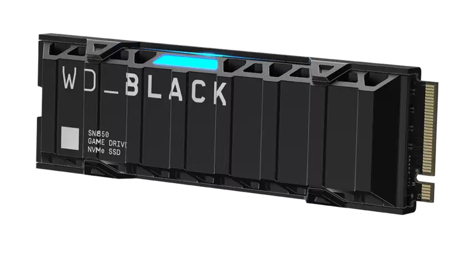 Czarny dysk SSD NVMe z logo WD_BLACK i niebieskim światłem. Zamontowany na białym tle.