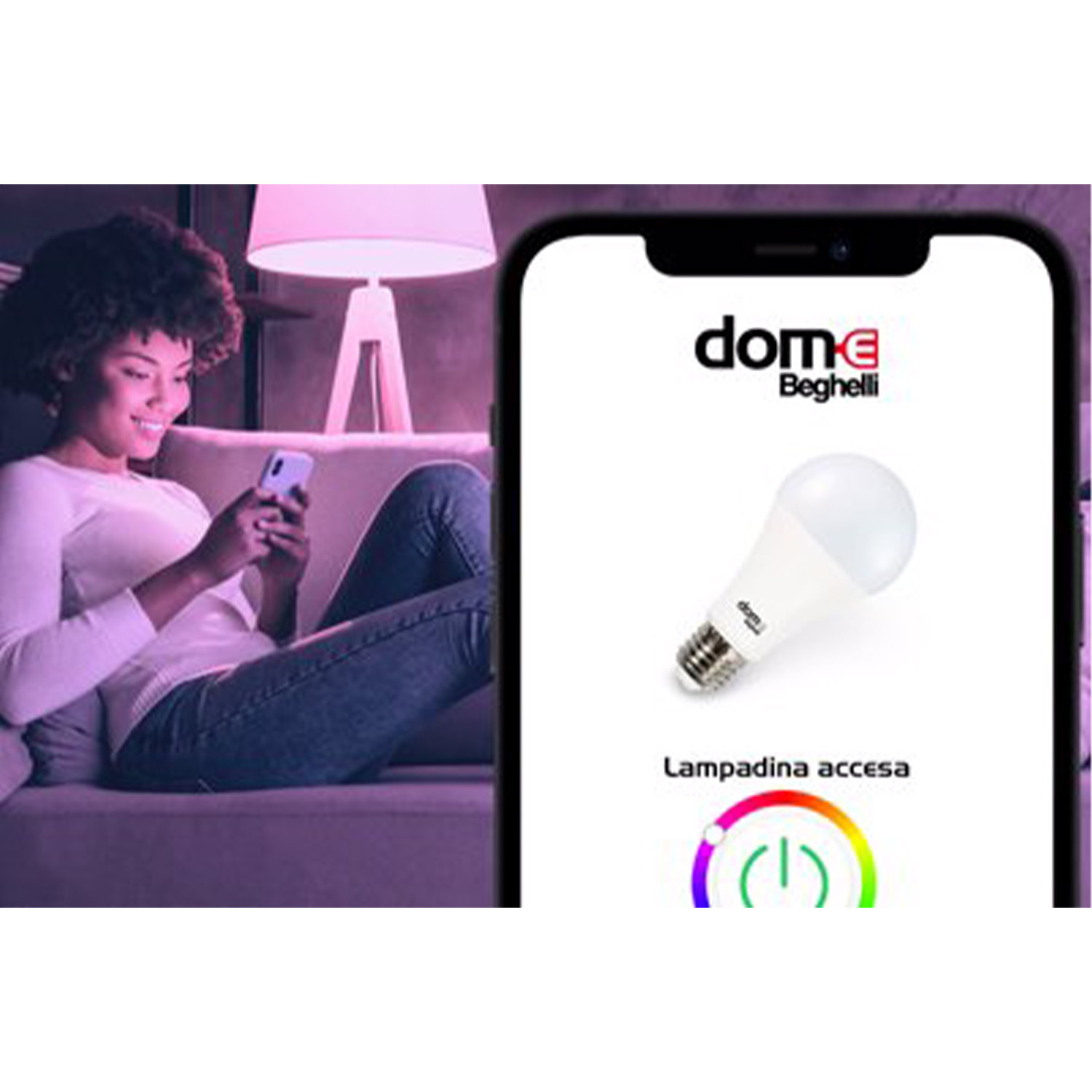 Una donna su un divano guarda un telefono con un'app per lampadine intelligenti.