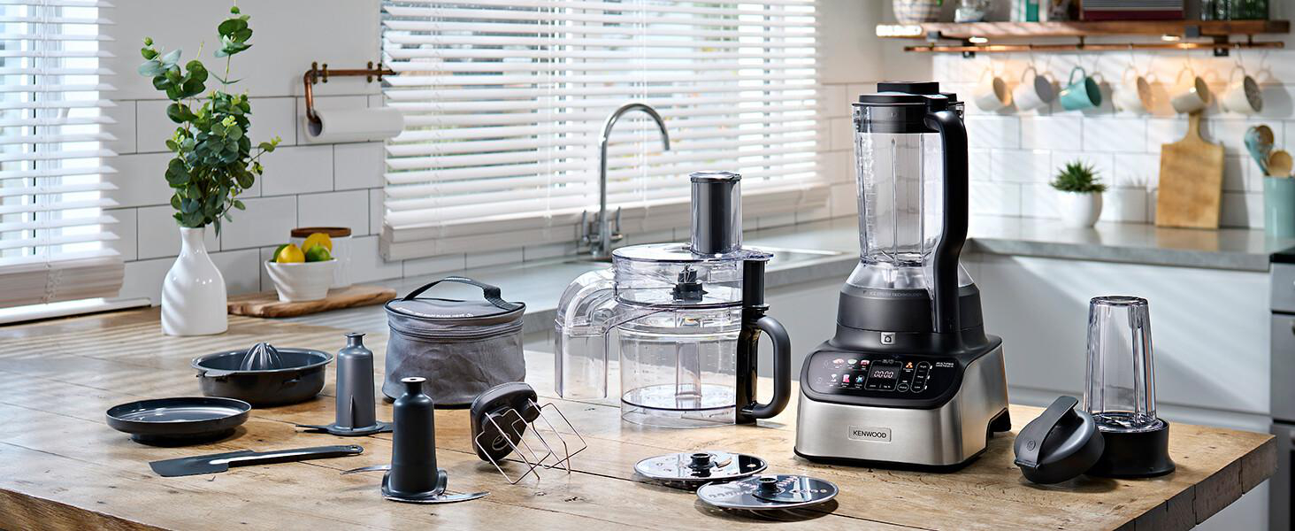 Eine Küchenarbeitsplatte mit verschiedenen Küchengeräten und -werkzeugen. Ein Mixer, eine Küchenmaschine und mehr.
