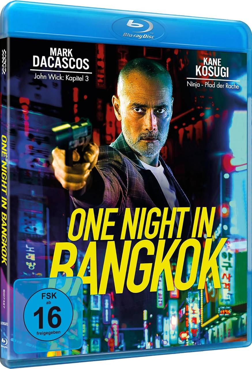 Ein Blu-ray-Disc-Cover. Es zeigt einen Mann, der eine Waffe hält, mit Gebäuden im Hintergrund.