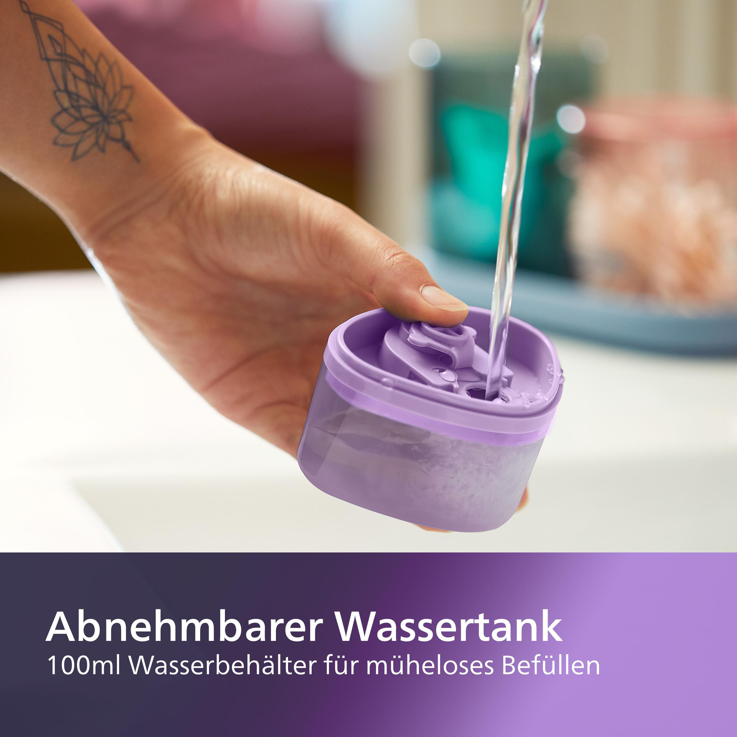 Person hält einen lila Wassertank, Wasser gießt von oben hinein.