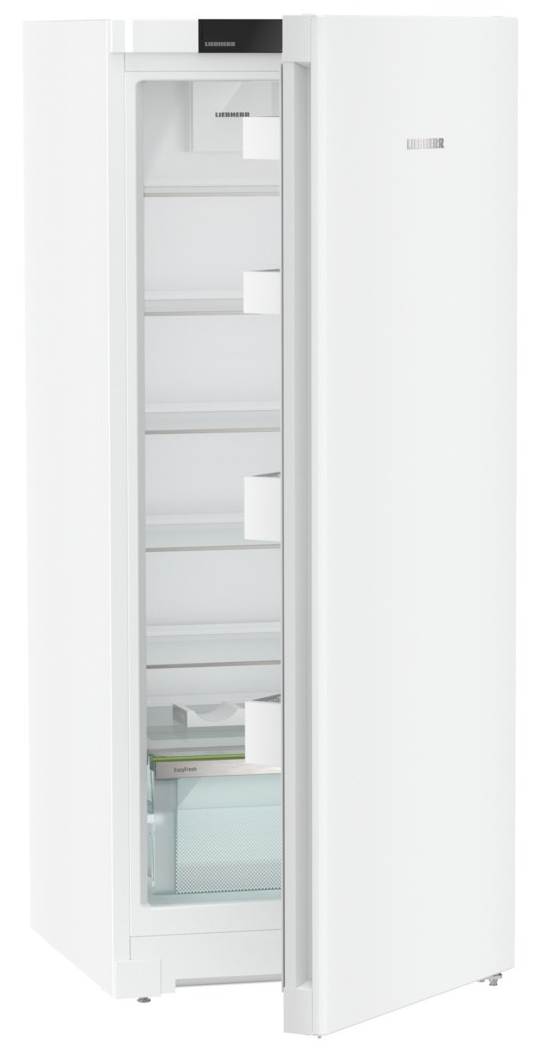 Fehér Liebherr hűtőszekrény nyitott ajtóval. A belső polcokat és rekeszeket mutat. Minimalista stílus.