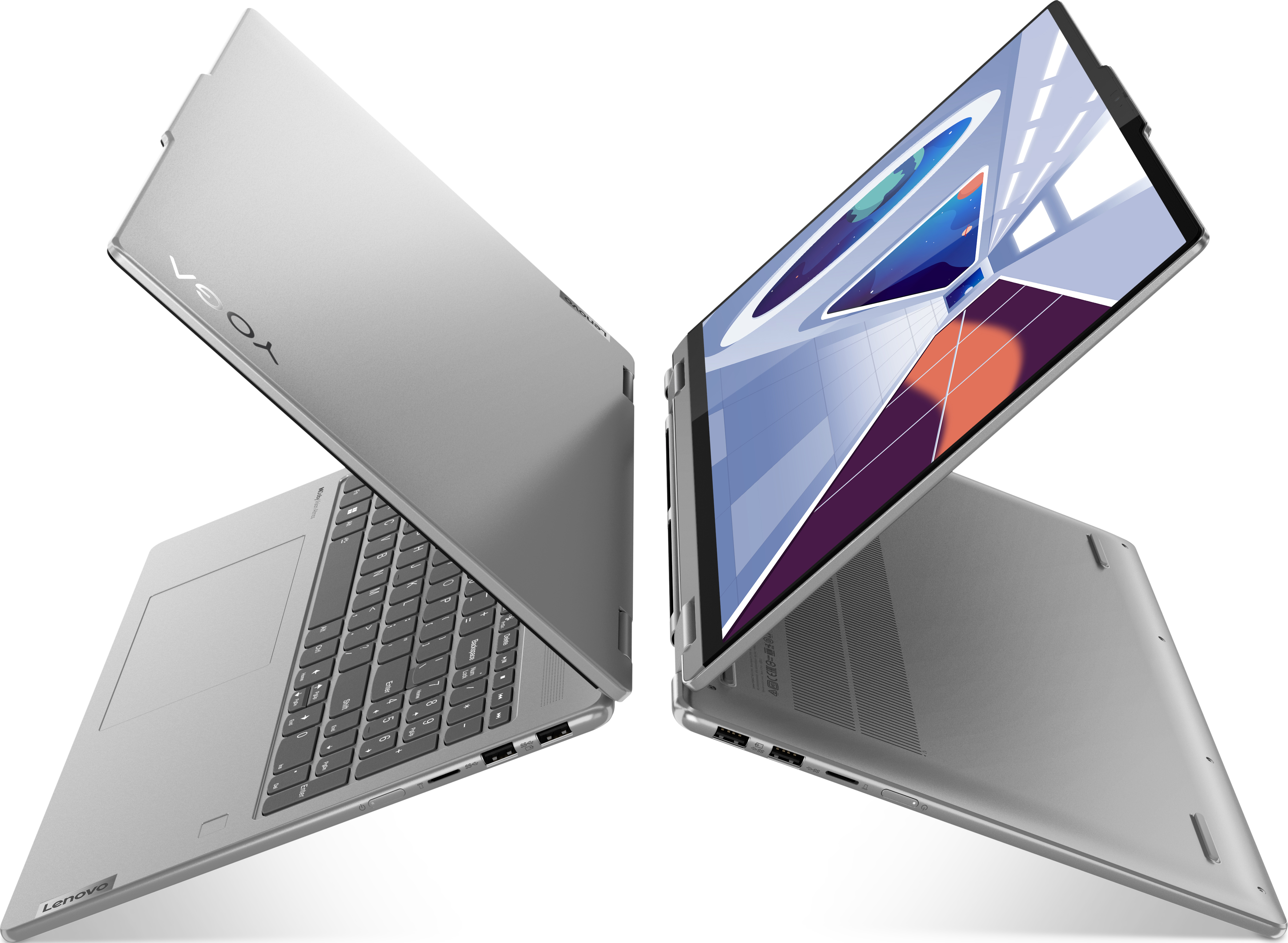 Zwei silberne Laptops, einer offen und einer teilweise offen, mit weißem Hintergrund.