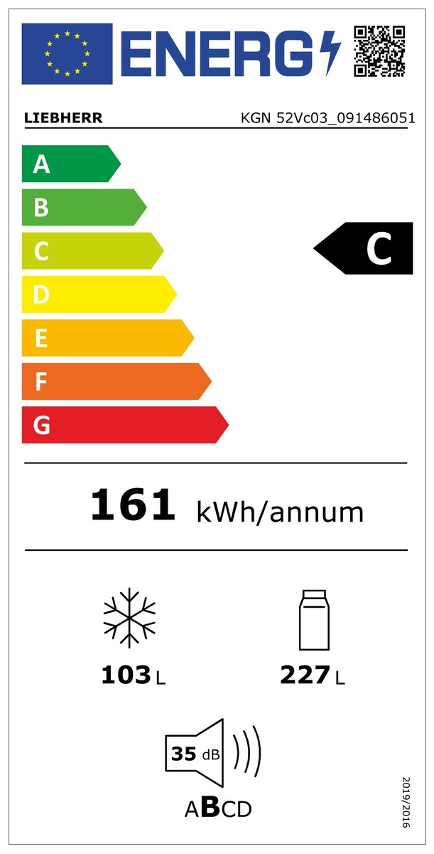 Hűtőszekrény energia címkéje. A C energiahatékonysági osztályt és egyéb adatokat, mint a kWh, a térfogat és a zajszint.