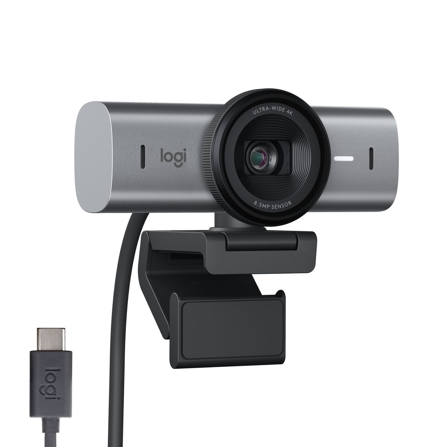 Webcam argentée avec objectif et support noirs. Elle a un câble USB-C et un fond blanc.