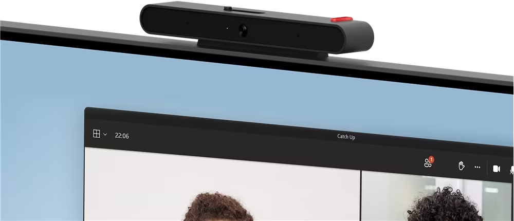 Ein Laptop-Bildschirm mit einer Videoanruf-Oberfläche. Der Hintergrund ist weiß.