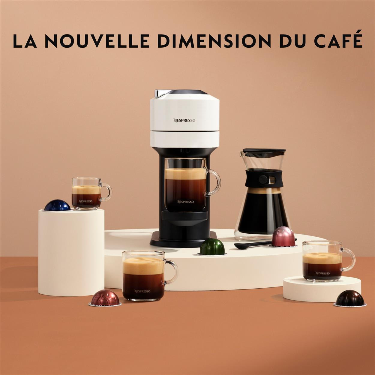 Machine à café avec tasses à café et capsules de café. Texte : La Nouvelle Dimension du Café.