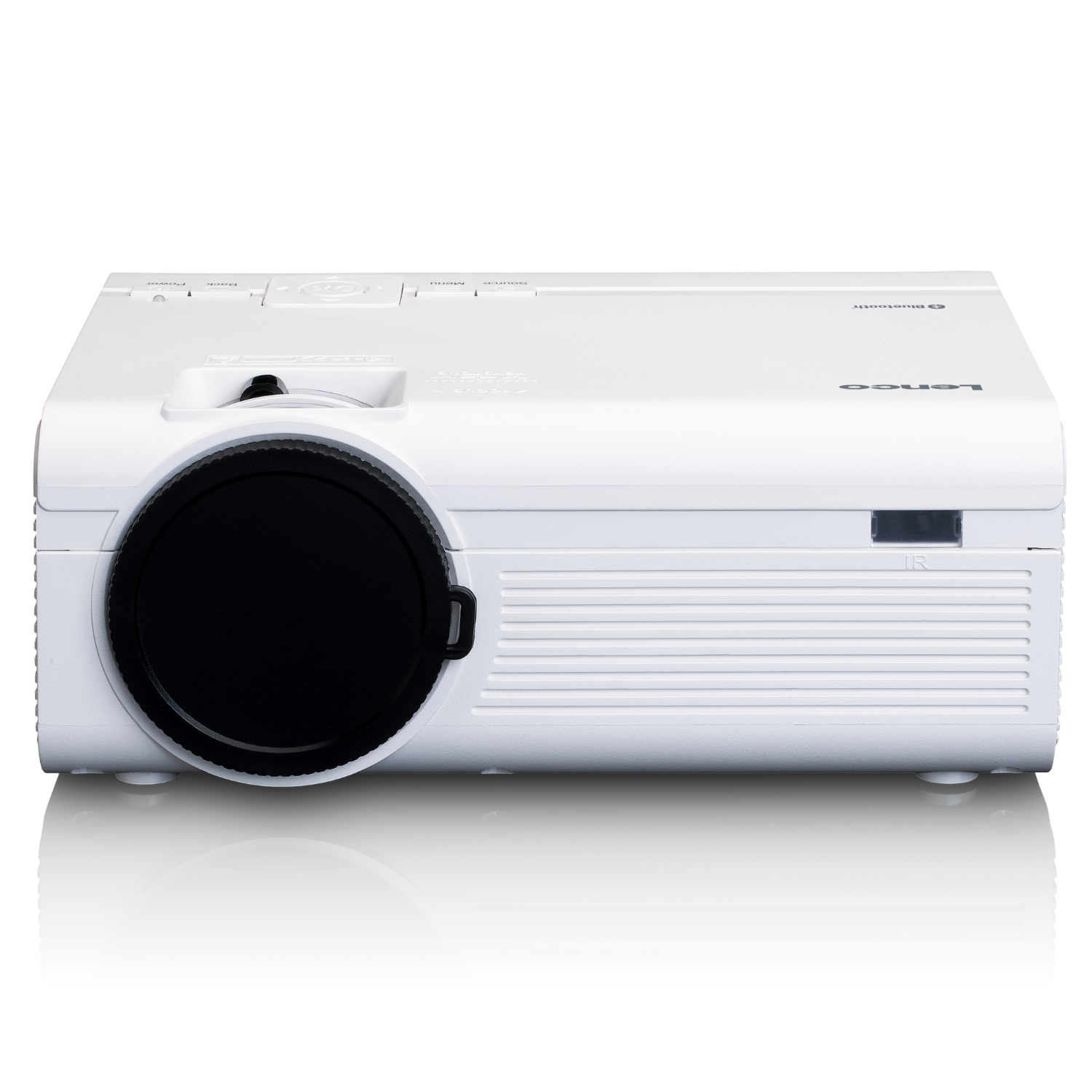 Un projecteur blanc avec un cache objectif noir, posé sur une surface réfléchissante.