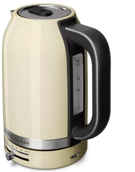 Krémszínű KitchenAid elektromos vízforraló fekete fogantyúval, fehér háttér előtt.