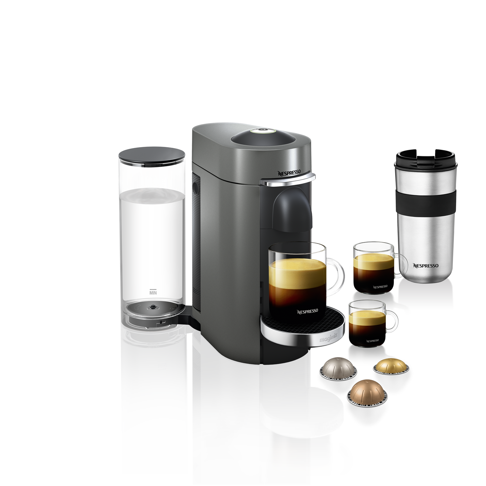 Nespresso-machine met koffiekopjes en capsules. Een zilveren thermosbeker is er ook.