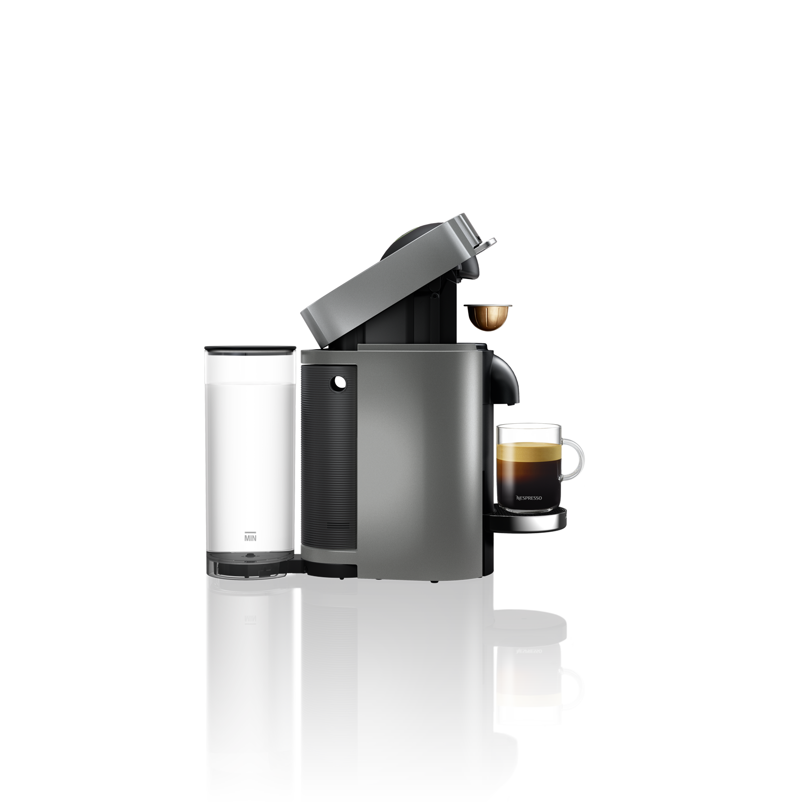 Nespresso koffiemachine met een kopje espresso en watertank.