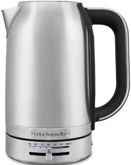 Egy KitchenAid elektromos vízforraló rozsdamentes acélból, fekete fogantyúval és alappal.