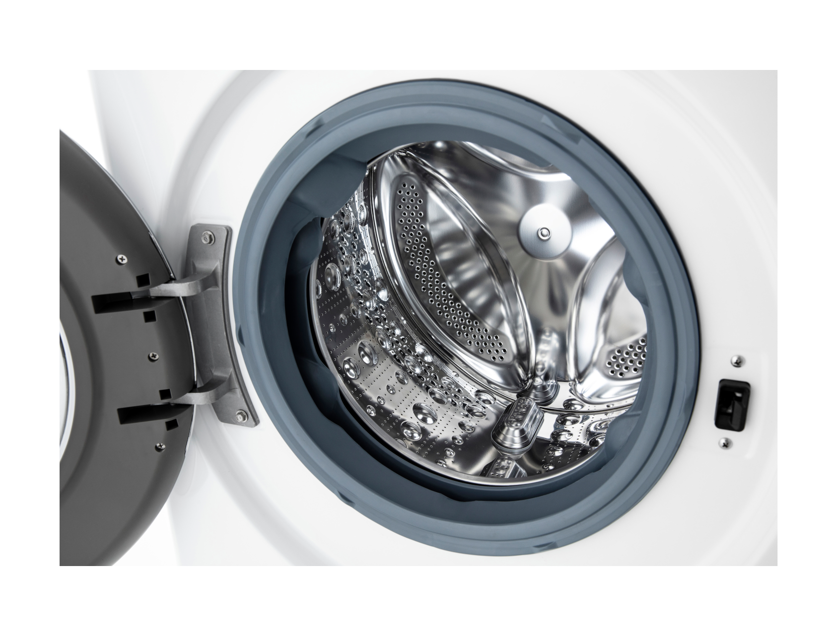 Otwarte drzwi pralki pokazujące bęben.