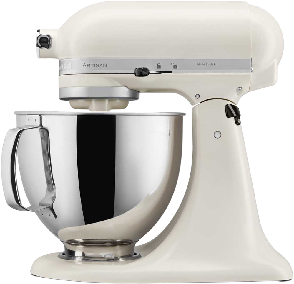 Fehér KitchenAid robotgép, ezüst tálal, fekete háttéren izolálva.