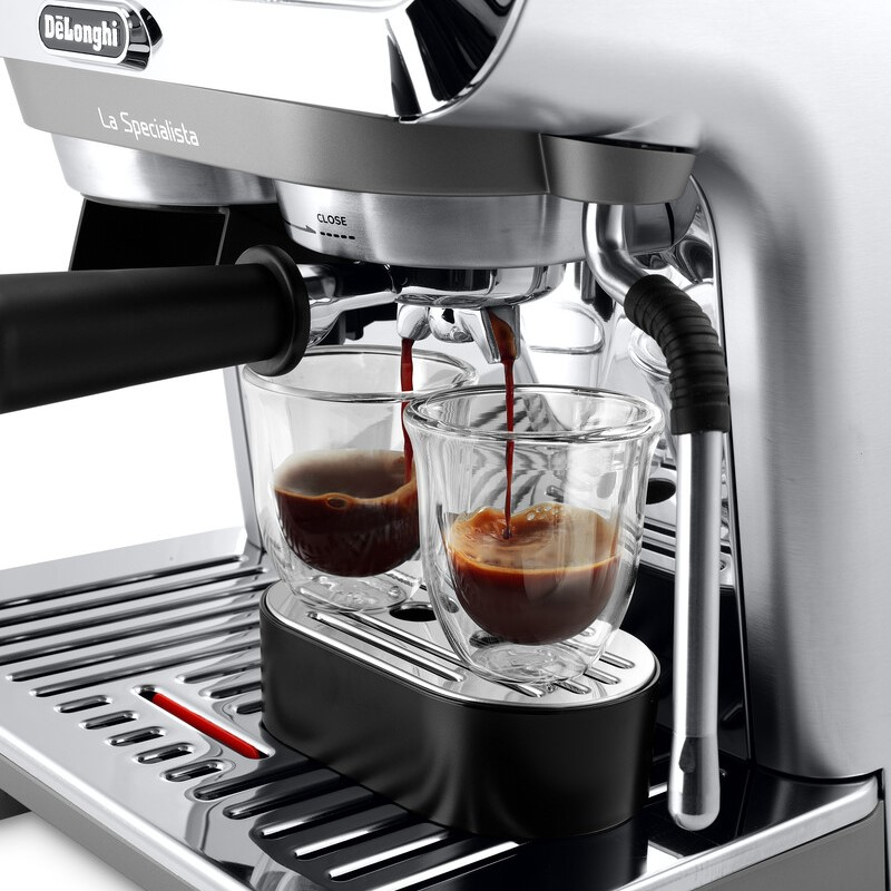 Ekspres do kawy parzący kawę do dwóch przezroczystych szklanek. Chromowane i czarne detale.