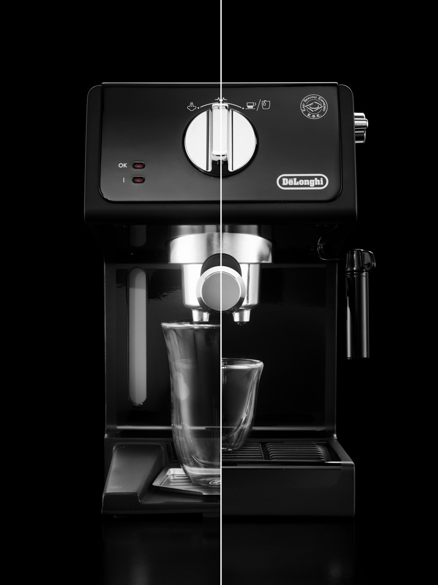 Czarny ekspres do kawy DeLonghi, widok dzielony, pokazujący przód i elementy wewnętrzne.